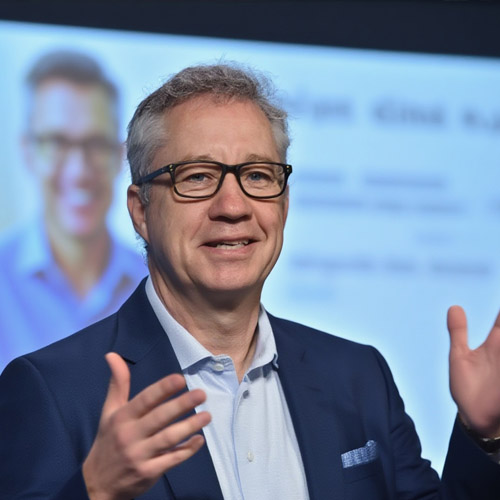 Redner Künstliche Intelligenz Redner Jan Ditgen bei einer Rede über Kpnstliche Intelligenz